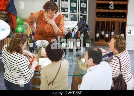 Dégustation de vin écologique. Bioterra, foire des produits biologiques, de la gestion écologique et de l'environnement, FICOBA, foire internationale de la Côte Basque. Irun, Gipuzkoa, pays Basque, Espagne. Banque D'Images