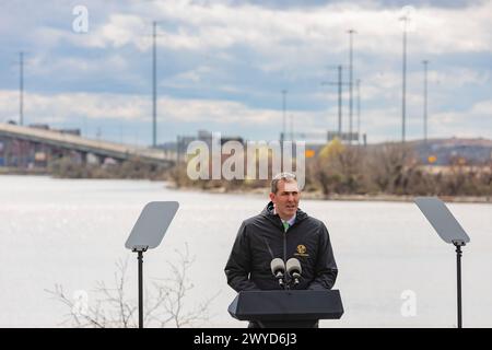 Baltimore, États-Unis. 05th Apr, 2024. Johnny Olszewski, exécutif du comté de Baltimore, s'adresse à une petite foule réunie pour une conférence de presse avec le président au siège de la police de l'Autorité des transports du Maryland le vendredi 5 avril 2024 à Baltimore, MD. (Photo de Wesley Lapointe/Sipa USA) crédit : Sipa USA/Alamy Live News Banque D'Images