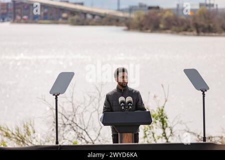 Baltimore, États-Unis. 05th Apr, 2024. Le maire de Baltimore, Brandon Scott, s'adresse à une petite foule réunie pour une conférence de presse en vue de l'effondrement du Key Bridge au siège de la police de l'Autorité des transports du Maryland le vendredi 5 avril 2024 à Baltimore, MD. (Photo de Wesley Lapointe/Sipa USA) crédit : Sipa USA/Alamy Live News Banque D'Images