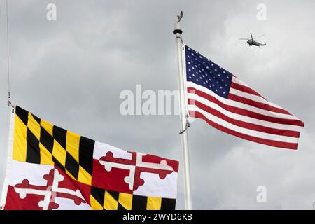 Baltimore, États-Unis. 05th Apr, 2024. Un hélicoptère Marine One est vu derrière le drapeau de l'État du Maryland et le drapeau des États-Unis alors que le président Biden arrive à Baltimore pour visiter le site de l'effondrement du pont clé au siège de la police de l'Autorité des transports du Maryland le vendredi 5 avril 2024 à Baltimore, MD. (Photo de Wesley Lapointe/Sipa USA) crédit : Sipa USA/Alamy Live News Banque D'Images