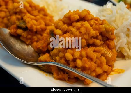 Accompagnements, mezze végétarien dans un restaurant turc, bulgur pilaf en riz Banque D'Images