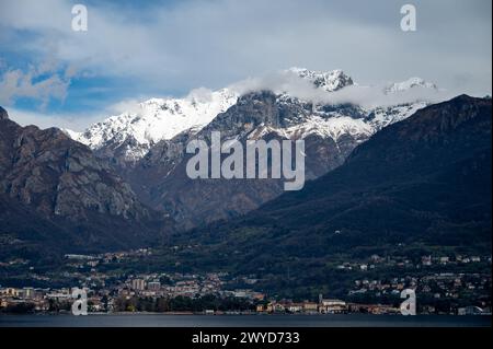 Voiture de conduite sur la route le long des rives du lac de Côme dans le nord de l'Italie, des journées ensoleillées printanières, des vues sur les montagnes alpines, l'eau et les villages Banque D'Images