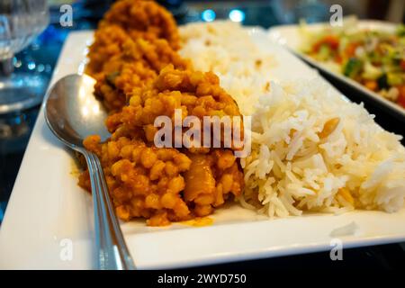 Accompagnements, mezze végétarien dans un restaurant turc, bulgur pilaf en riz Banque D'Images