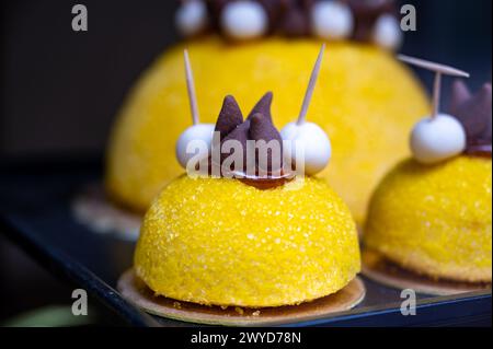 Polenta e Osei di Bergamo Alta, spécialité sucrée la plus célèbre de la cuisine de Bergame, à base de gâteau éponge, chocolat, beurre, crèmes de noisettes et rhum Banque D'Images
