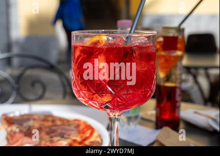 Spritz Campari Red Bitter long Drink cocktail Maid avec liqueur, vin mousseux prosecco, glaçons et morceau d'orange, Milan, Italie Banque D'Images