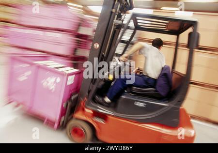 Industrie automobile, fabrication de pièces automobiles. Chariot élévateur à l'entrepôt. Banque D'Images