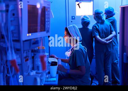 Anesthésiste, urologie, chirurgie, salle d'opération, hôpital Onkologikoa, Institut d'oncologie, Centre de cas pour la prévention, le diagnostic et le traitement du cancer, Donostia, Saint-Sébastien, Gipuzkoa, pays Basque, Espagne, Europe. Banque D'Images