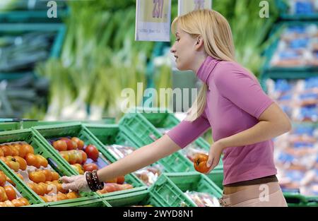 Femme achetant des fruits. Banque D'Images