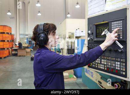 Technicien de commande CNC. Tours CNC automatisés par zone. Indecober usiné. Usinage de pièces de précision en série. Industrie automobile. Berriz. Bizkaia. Pays Basque. Espagne. Banque D'Images