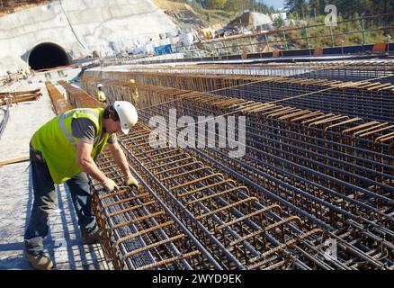 Installation de barres d'armature, barres d'acier de renforcement pour coffrage de béton, construction de viaduc, travaux de la nouvelle plate-forme ferroviaire au pays Basque, train à grande vitesse 'Basque y', Legorreta, Ikaztegieta, Gipuzkoa, pays Basque, Espagne. Banque D'Images
