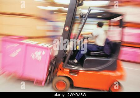 Industrie automobile, fabrication de pièces automobiles. Chariot élévateur à l'entrepôt. Banque D'Images