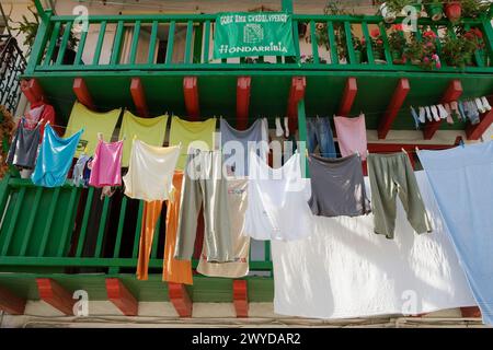 Séchage du linge. Drapeau (Trainera'Ama Guadalupekoa'). Quartier de la Marina, Hondarribia. Gipuzkoa , Euskadi. Espagne. Banque D'Images