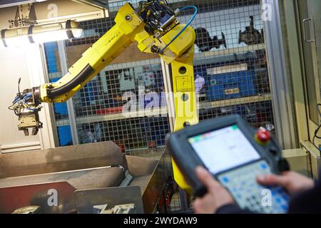 Panneau de commande. Robot avec vision. Usinage par machine de transfert de chargement. Indecober usiné. Usinage de pièces de précision en série. Industrie automobile. Berriz. Bizkaia. Pays Basque. Espagne. Banque D'Images