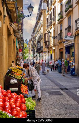 Mujer comprando en frutería de la parte Vieja, Donostia, San Sebastián, Gipuzkoa, País Vasco, España, Europa, Adentrarse en la parte Vieja es conocer el verdadero centro social de Donostia, sus calles empedradas como la del 31 de Agosto, que conmemora el incendio ese día de 1813, están llenas de bares para disfrutar de los mejores pintxos de la ciudad, y sus edificios emblemáticos como la Basílica de Santa María del Coro y la iglesia de San Vicente son de gran atractivo e interés,. Banque D'Images