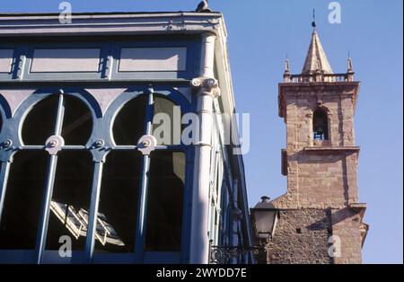 Détail de 'el Fontán', ancien bâtiment du marché et tour de l'église San Isidoro. Oviedo. Espagne. Banque D'Images