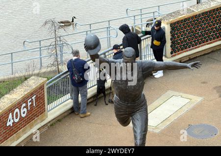 Pittsburgh, États-Unis. 05th Apr, 2024. Les oies nagent le long de la rivière inondable sur la rive nord de Pittsburgh où les Pirates de Pittsburgh marchent habituellement jusqu'au match avant le Home Opener avec les Orioles de Baltimore au PNC Park le vendredi 5 avril 2024 à Pittsburgh. Photo par Archie Carpenter/UPI crédit : UPI/Alamy Live News Banque D'Images