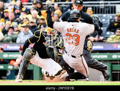 Pittsburgh, États-Unis. 05th Apr, 2024. Baltimore Orioles troisième base Ramón Urías (29) est en sécurité à la maison dans la septième manche du Pittsburgh Pirates Home Opener au PNC Park le vendredi 5 avril 2024 à Pittsburgh. Photo par Archie Carpenter/UPI crédit : UPI/Alamy Live News Banque D'Images