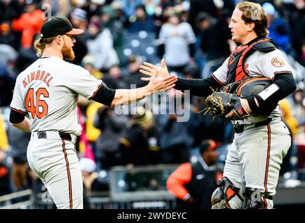 Pittsburgh, États-Unis. 05th Apr, 2024. Craig Kimbrel (46), lanceur des Orioles de Baltimore, célèbre la victoire 5-2 contre les Pirates de Pittsburgh avec Adley Rutschman (35), receveur des Orioles de Baltimore, au PNC Park le vendredi 5 avril 2024 à Pittsburgh. Photo par Archie Carpenter/UPI crédit : UPI/Alamy Live News Banque D'Images