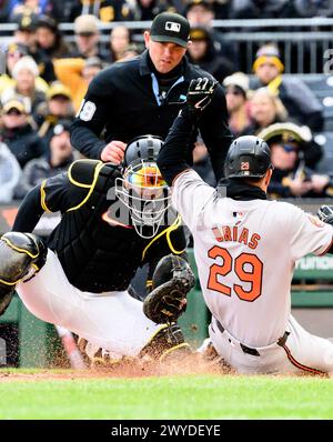 Pittsburgh, États-Unis. 05th Apr, 2024. Baltimore Orioles troisième base Ramón Urías (29) est en sécurité à la maison dans la septième manche du Pittsburgh Pirates Home Opener au PNC Park le vendredi 5 avril 2024 à Pittsburgh. Photo par Archie Carpenter/UPI crédit : UPI/Alamy Live News Banque D'Images