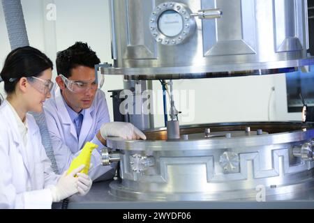 Chercheurs. SYSTEME de nitruration par plasma D'ECRAN actif. Chambre à vide. Surfaces de laboratoire. TECNALIA recherche et innovation. Donostia. San Sebastian. Gipuzkoa. Pays Basque. Espagne. Europe. Banque D'Images