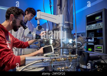 Microscope à effet tunnel et à force atomique (STM-AFM) à ultra-basse température (4,8 K) à balayage sous vide ultra-élevé. Il dispose d'une configuration de spectroscopie d'émission de lumière. Il est utilisé pour l'optoélectronique moléculaire, l'émission de lumière dans les études de microscopie à effet tunnel, et les mesures de forces et d'interactions à l'échelle atomique. Nanotechnologie. Laboratoire. CIC nanoGUNE Nano science Cooperative Research Center. Donostia. San Sebastian. Gipuzkoa. Pays Basque. Espagne. Banque D'Images