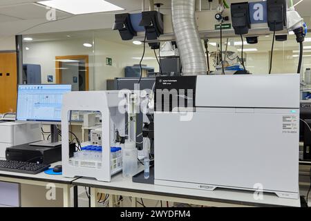 Système de spectrométrie de masse quadripolaire ICP-MS Agilent 7900 qui offre les limites de détection les plus basses de l'industrie, la plage dynamique la plus large et le mode de collision hélium le plus efficace. Banque D'Images
