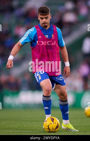 ELCHE, ESPAGNE - 5 AVRIL : Francisco Mascarenha Centre-attaquant du Real Oviedo réchauffe les pieux le match LaLiga Hypermotion entre Elche CF et Real Oviedo au stade Manuel Martinez Valero, le 5 avril 2024 à Elche, Espagne. (Photo de Francisco Macia/photos Players images) Banque D'Images