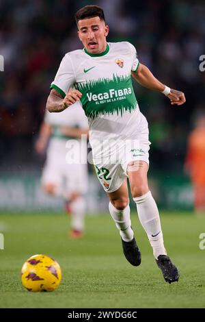 ELCHE, ESPAGNE - 5 AVRIL : Nico Fernandez, arrière gauche d'Elche CF, court avec le ballon lors du match LaLiga Hypermotion entre Elche CF et Real Oviedo au stade Manuel Martinez Valero, le 5 avril 2024 à Elche, Espagne. (Photo de Francisco Macia/photos Players images) Banque D'Images