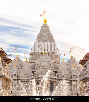 Vue panoramique du temple Akshardham Mahamandir à BAPS Swaminarayan Akshardham pendant le coucher du soleil Banque D'Images