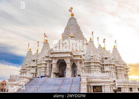 Vue panoramique du temple Akshardham Mahamandir à BAPS Swaminarayan Akshardham pendant le coucher du soleil Banque D'Images