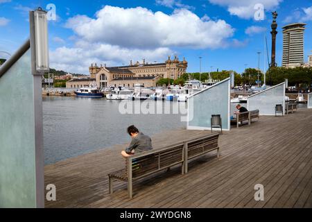 Rambla de Mar, Al fondo Edificio de la Aduana, Port Vell, Puerto de Barcelona, Barcelone, Catalogne, Espagne. Banque D'Images