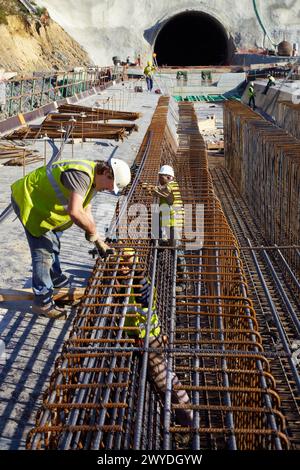 Installation de barres d'armature, barres d'acier de renforcement pour coffrage de béton, construction de viaduc, travaux de la nouvelle plate-forme ferroviaire au pays Basque, train à grande vitesse 'Basque y', Legorreta, Ikaztegieta, Gipuzkoa, pays Basque, Espagne. Banque D'Images