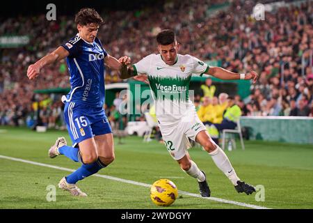 ELCHE, ESPAGNE - 5 AVRIL : Nico Fernandez arrière gauche de l'Elche CF concourt pour le ballon avec OiER Luengo arrière central du Real Oviedo lors du match LaLiga Hypermotion entre l'Elche CF et le Real Oviedo au stade Manuel Martinez Valero, le 5 avril 2024 à Elche, Espagne. (Photo de Francisco Macia/photos Players images) Banque D'Images