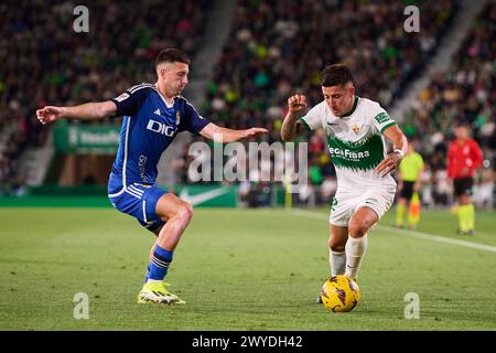 ELCHE, ESPAGNE - 5 AVRIL : Francisco Mascarenha Centre-attaquant du Real Oviedo concourt pour le ballon avec Nico Fernandez arrière gauche d'Elche CF lors du match LaLiga Hypermotion entre Elche CF et Real Oviedo au stade Manuel Martinez Valero, le 5 avril 2024 à Elche, Espagne. (Photo de Francisco Macia/photos Players images) Banque D'Images