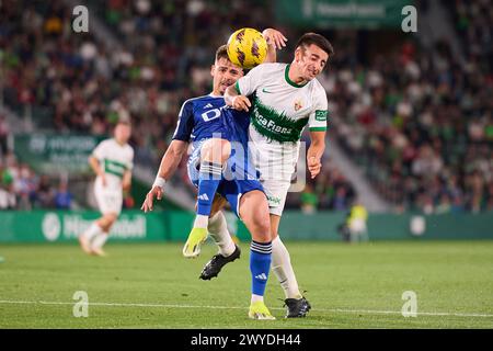 ELCHE, ESPAGNE - 5 AVRIL : Francisco Mascarenha Centre-attaquant du Real Oviedo concourt pour le ballon avec Nico Fernandez arrière gauche d'Elche CF lors du match LaLiga Hypermotion entre Elche CF et Real Oviedo au stade Manuel Martinez Valero, le 5 avril 2024 à Elche, Espagne. (Photo de Francisco Macia/photos Players images) Banque D'Images