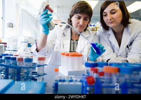 Coloration de substances, laboratoire biopharmaceutique, développement de nouvelles molécules thérapeutiques à base d'anticorps humains pour le traitement des maladies infectieuses et inflammatoires, Biotherapix, Grupo Genetrix, Madrid. Banque D'Images