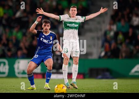 ELCHE, ESPAGNE - 5 AVRIL : Carlos Clerc arrière gauche de Elche CF réagit devant Francisco Mascarenha Centre-attaquant du Real Oviedo lors du match LaLiga Hypermotion entre Elche CF et Real Oviedo au stade Manuel Martinez Valero, le 5 avril 2024 à Elche, Espagne. (Photo de Francisco Macia/photos Players images) Banque D'Images