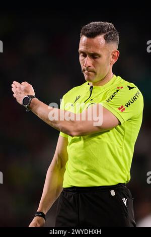 ELCHE, ESPAGNE - 5 AVRIL : arbitre Orellana CID lors du match LaLiga Hypermotion entre Elche CF et Real Oviedo au stade Manuel Martinez Valero, le 5 avril 2024 à Elche, Espagne. (Photo de Francisco Macia/photos Players images) Banque D'Images