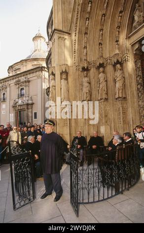 Arrêt du Tribunal de las Aguas à la Puerta de los Apóstoles (porte des Apôtres). Cathédrale. Valencia. Espagne. Banque D'Images