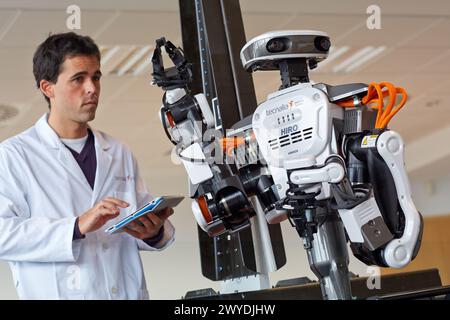 Robot humanoïde HIRO pour les tâches d'assemblage automobile en collaboration avec People Industry, Tecnalia Research & innovation, Technology and Research Centre, Miramon Technological Park, San Sebastian, Donostia, Gipuzkoa, pays basque, Espagne. Banque D'Images