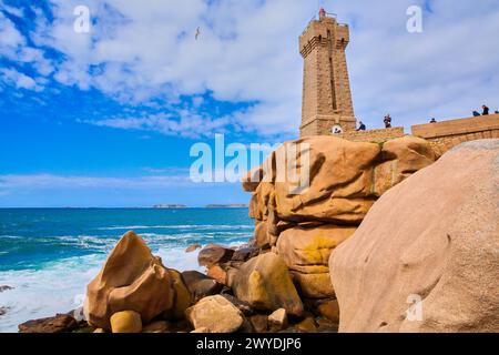 Phare de Mean Ruz, rochers géants de la Côte de granit Rose, Ploumanac'h, Perros-Guirec, Bretagne, Bretagne, France. Banque D'Images