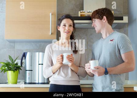 Jeune couple en cuisine. Banque D'Images