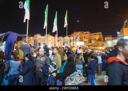 12-25-2014 Jérusalem des parents de l'ISR attendent devant la clôture où les jeunes prêtent serment. À Tsahal - armée d'israël Banque D'Images