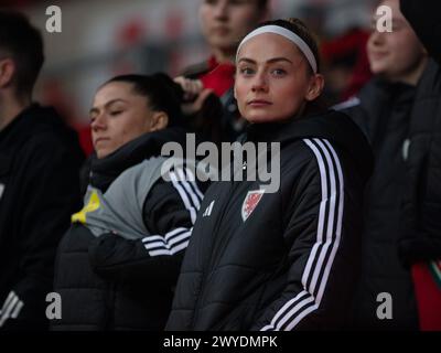 Stok CAE Ras Stadium, Royaume-Uni. 5 avril 2024. Charlotte Estcourt (16) défenseuse du pays de Galles sur le banc lors des qualifications du Championnat d'Europe femmes de l'UEFA entre le pays de Galles et la Croatie au Stok CAE Ras Stadium, Wrexham le 5 avril 2024 | photo : Jayde Chamberlain/SPP. Jayde Chamberlain/SPP (Jayde Chamberlain/SPP) crédit : SPP Sport Press photo. /Alamy Live News Banque D'Images