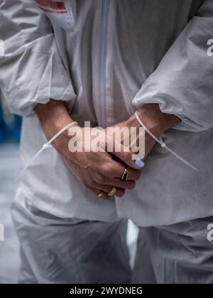 New York, États-Unis. 05th Apr, 2024. Un travailleur de la santé a protesté contre les atrocités commises contre les médecins de l’hôpital al-Shifa, lors d’une manifestation pro-palestinienne. Le 27ème jour du Ramadan, une manifestation pro-palestinienne a eu lieu à Times Square avec plusieurs groupes représentés. Les manifestants demandent un cessez-le-feu et appellent à la restitution des terres palestiniennes. “Free free free free free free Palestine” résonna à travers les bâtiments de la région. Crédit : SOPA images Limited/Alamy Live News Banque D'Images