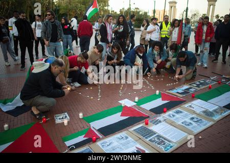 Malaga, Espagne. 05th Apr, 2024. Des manifestants allument des bougies lors d'un hommage de solidarité avec le peuple palestinien sur la place de la Marina. Des dizaines de personnes participent à une manifestation de solidarité en hommage aux Palestiniens tués par les forces israéliennes dans la guerre Gaza-Israël, sur la place de la Marina. Crédit : SOPA images Limited/Alamy Live News Banque D'Images