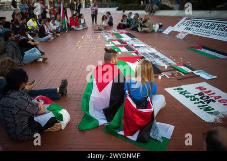 Malaga, Espagne. 05th Apr, 2024. Deux manifestants drapés de drapeaux palestiniens sont vus lors d'un hommage de solidarité avec le peuple palestinien sur la place de la Marina. Des dizaines de personnes participent à une manifestation de solidarité en hommage aux Palestiniens tués par les forces israéliennes dans la guerre Gaza-Israël, sur la place de la Marina. Crédit : SOPA images Limited/Alamy Live News Banque D'Images