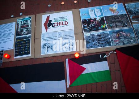 Malaga, Espagne. 05th Apr, 2024. Des pancartes et des bougies sont posées sur le sol lors d'un hommage en solidarité avec le peuple palestinien sur la place de la Marina. Des dizaines de personnes participent à une manifestation de solidarité en hommage aux Palestiniens tués par les forces israéliennes dans la guerre Gaza-Israël, sur la place de la Marina. Crédit : SOPA images Limited/Alamy Live News Banque D'Images