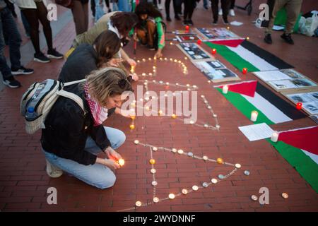 Malaga, Espagne. 05th Apr, 2024. Des manifestants allument des bougies lors d'un hommage de solidarité avec le peuple palestinien sur la place de la Marina. Des dizaines de personnes participent à une manifestation de solidarité en hommage aux Palestiniens tués par les forces israéliennes dans la guerre Gaza-Israël, sur la place de la Marina. Crédit : SOPA images Limited/Alamy Live News Banque D'Images