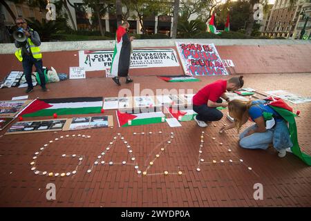 Malaga, Espagne. 05th Apr, 2024. Des manifestants allument des bougies lors d'un hommage de solidarité avec le peuple palestinien sur la place de la Marina. Des dizaines de personnes participent à une manifestation de solidarité en hommage aux Palestiniens tués par les forces israéliennes dans la guerre Gaza-Israël, sur la place de la Marina. (Photo de Jesus Merida/SOPA images/SIPA USA) crédit : SIPA USA/Alamy Live News Banque D'Images